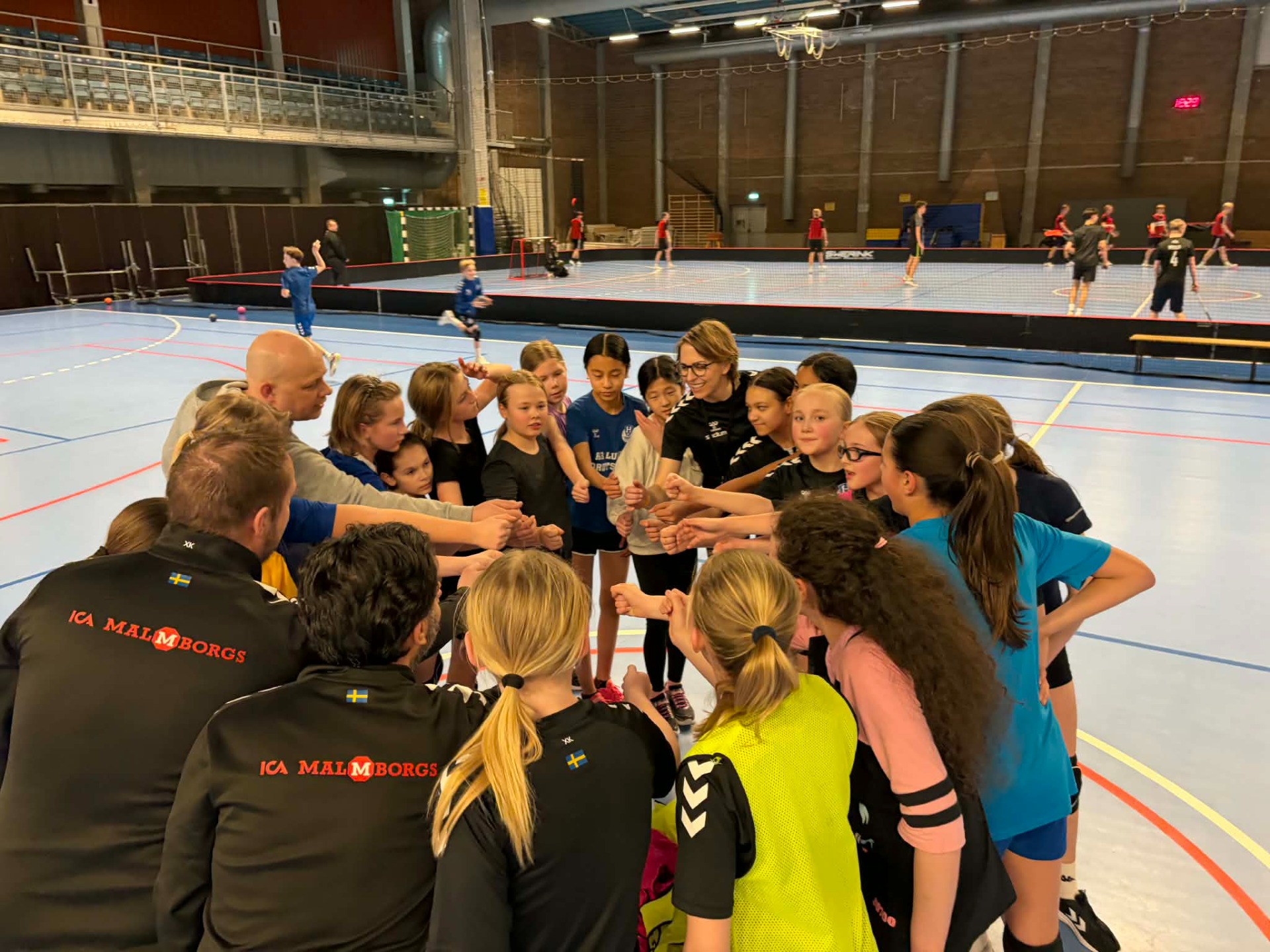 Karin och tjejerna under en av veckans träningar.